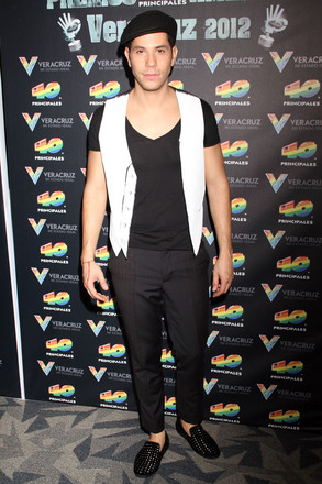 Christian Chavez Christian Chavez durante la alfombra de los Premios 40 America Veracruz 2012 en el WTC de Veracruz.